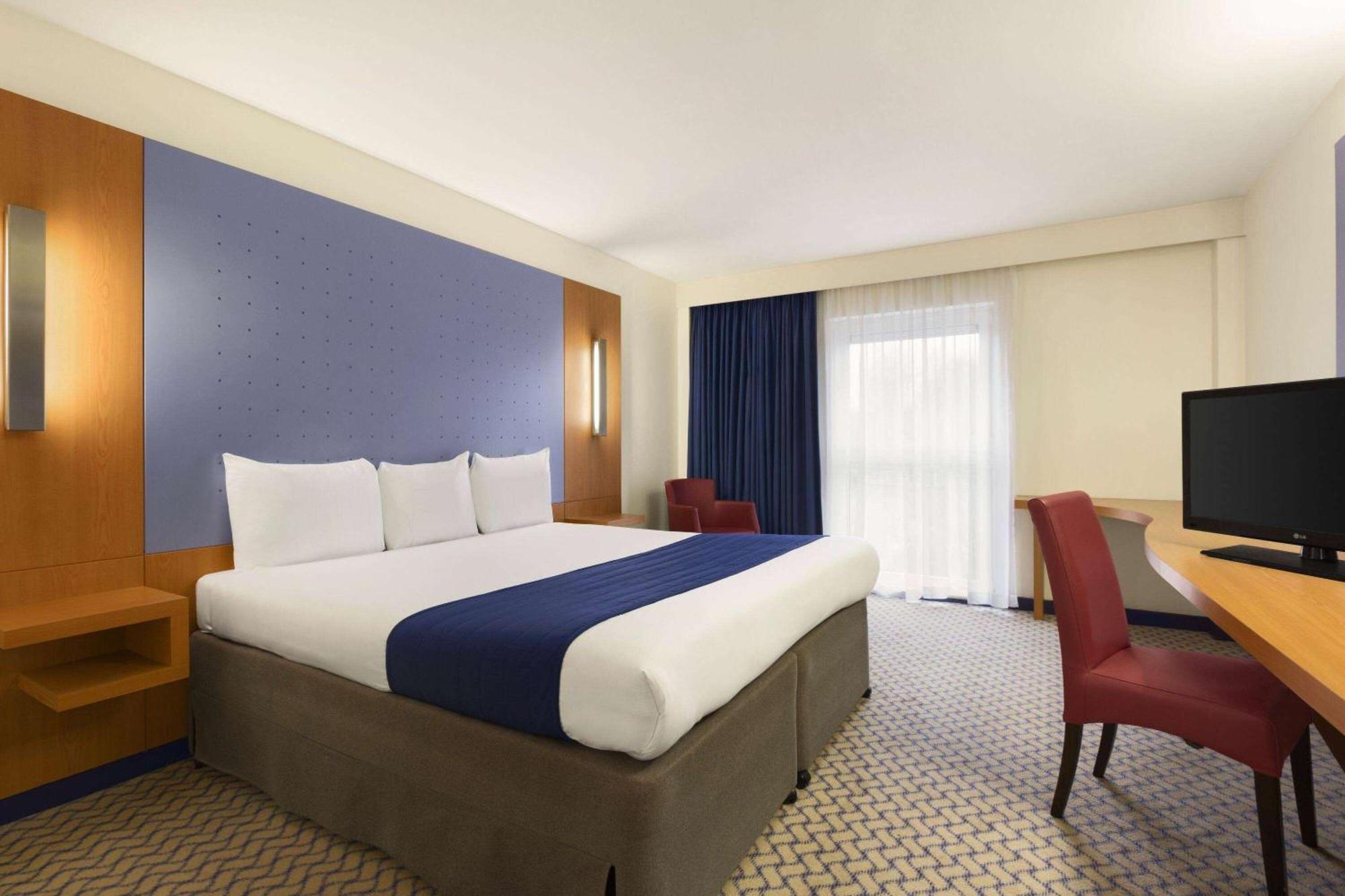 Ramada London North Hotel Edgware Ngoại thất bức ảnh